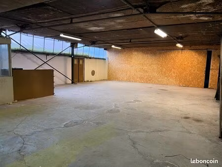 hangar / entrepôt / 200 m2 sécurisé libre de suite 890 ht