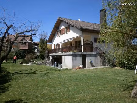 maison divisée en 3 appartements et atelier