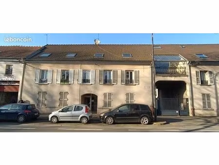 studio surface 28m² et 21m² hab