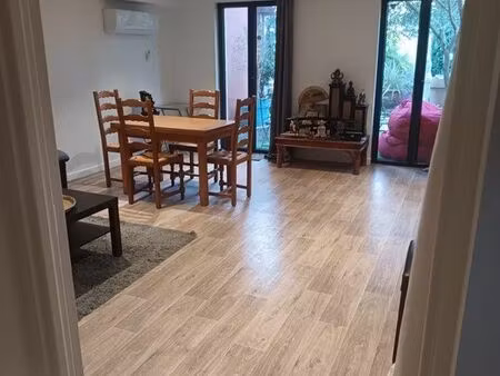 t2 de 60 m2 climatisé avec cour