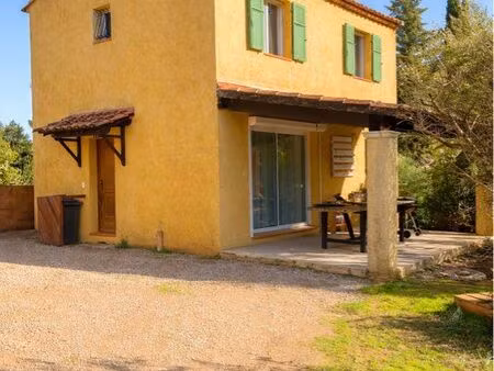 maison dans quartier résidentiel