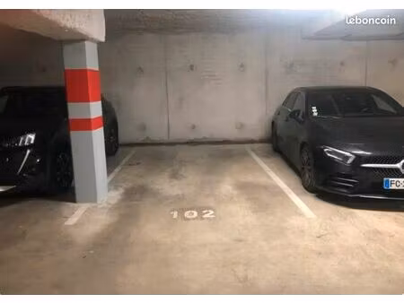 place de parking dans parking sous-terrain securisé