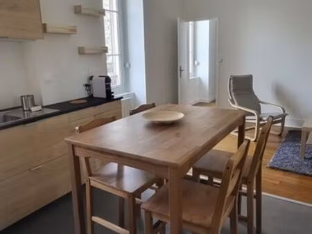 t2 40m² meublé  entièrement renové  à 100m du metro