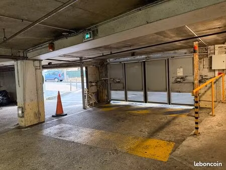 place de parking sécurisée. idéalement placée