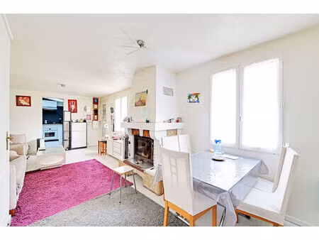 belle maison sur deux niveaux avec jardin