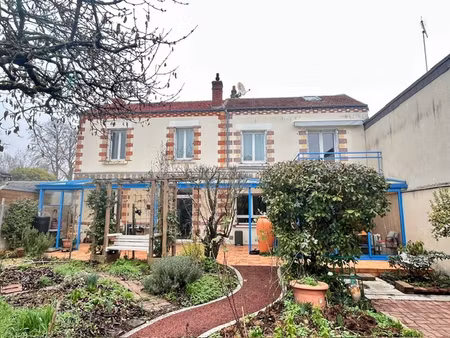 a vendre - maison 9 pièces de 140 m2 à deux pas de la place