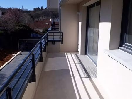 lumineux t2 avec cuisine équipée et balcon