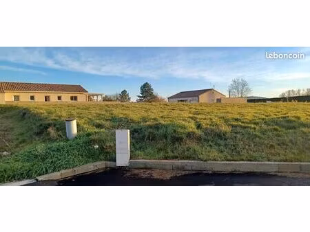 terrain 601 m² lemps