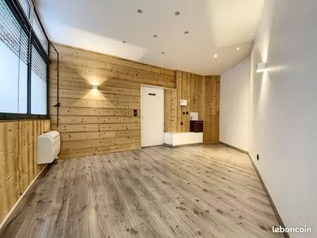 local santé  administratif 24 m²