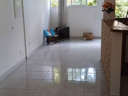 loue un f2 bas de villa coin calme