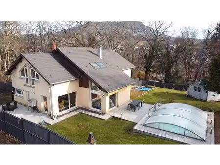 pavillon 8 pièces 255 m²