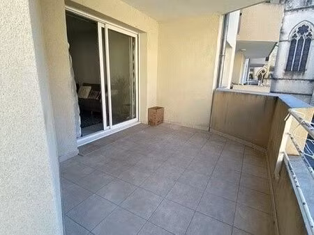 rare t2 récent + balcon + parking centre-ville