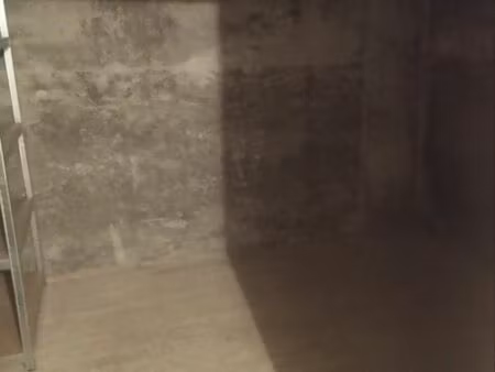 ensemble cave et place de parking