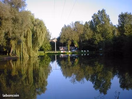 1h30 de paris - terrain arboré avec étang