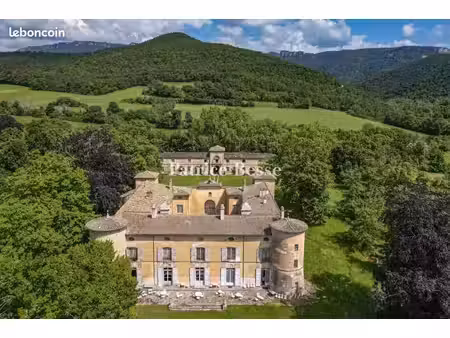 château 20 pièces 1 680 m²