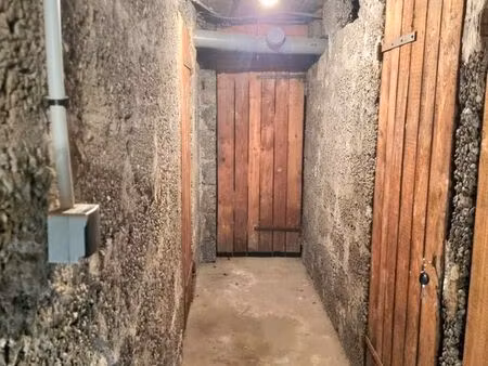 grande cave au centre  rue irvoy