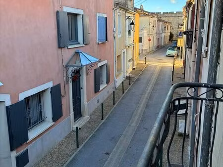 vends maison de village en intra-muros dans les remparts d'aigues-mortes