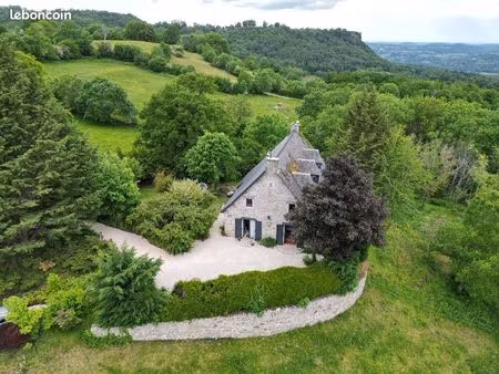 cette maison de caractère en pierres et ardoises de 174m2  située dans un environnement pa