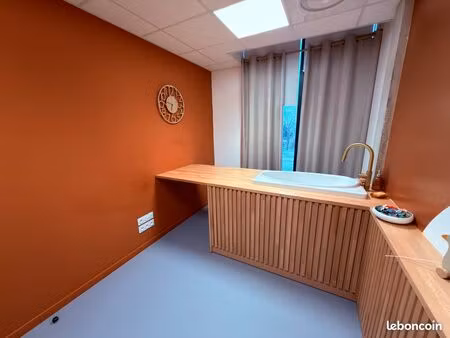 ? bureau neuf 9 m² – esthétique / bien-être / head spa – chu carémeau nîmes