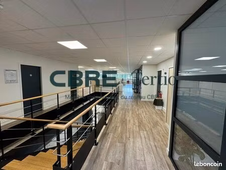 bureau 900 m²