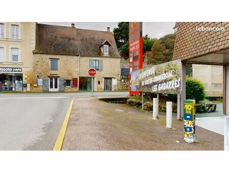 emplacement stratégique - immeuble en pierre comprenant 1 logement avec jardin - 2 locaux 