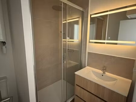 studio moderne avec entrée indépendante – tout équipé – disponible rapidement