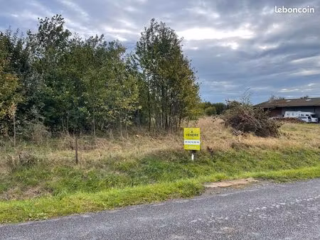 dans bourg tous commerces  terrain à bâtir de 2 104 m² avec eau et tout à l'égout à proxim