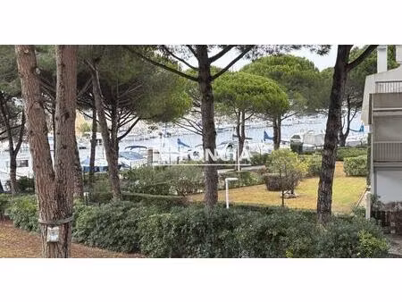 port camargue plage sud p3 cabine -belle vue bateaux-terrasses-parking et cellier