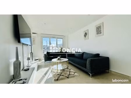 frejus  a pied du bord de mer et des plages  appartement 4 pieces entierement renove