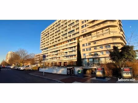 garage fermé en sous-sol – vichy  face à la rotonde