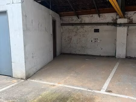 place de parking + local