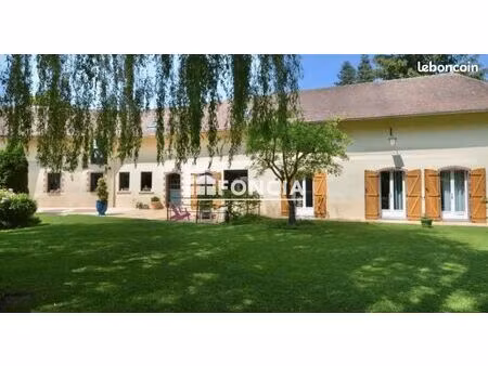 5' dreux  dans un écrin de verdure. trés bel environnement. village prisé avec écoles et p