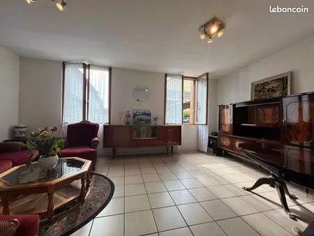 charmant appartement t2 plain pied avec cour extérieure