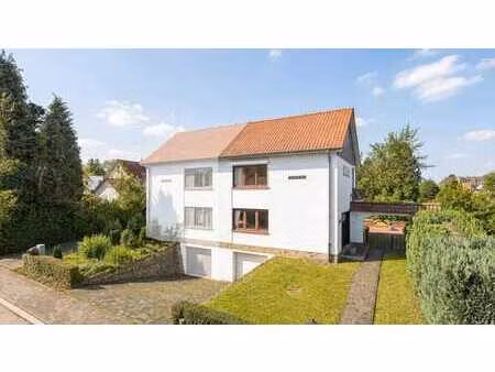 maison 3 façades avec beaucoup de potentiel!