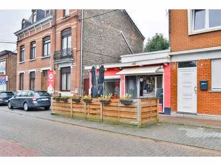 surface commerciale de 50 m² avec salle de +- 10 personnes !