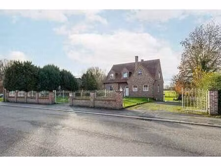 villa 5 chambres  2 garages sur un terrain de 16 ares!