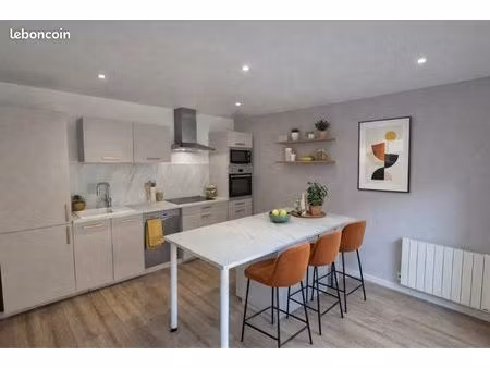 maison entièrement rénovée  avec terrasse couverte et patio sans vis à vis avec vue  centr