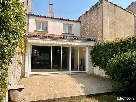 maison de ville avec beaucoup d'atouts