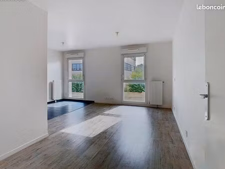 studio 33m2 + parking couvert / brie comte robert