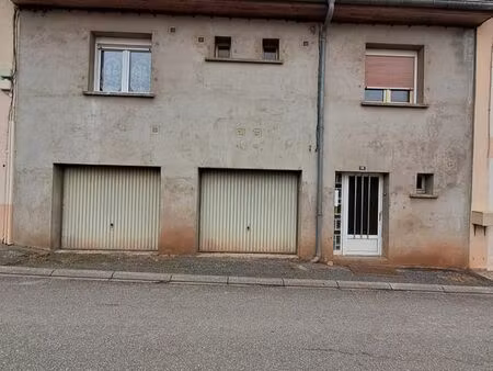 maison - travaux à prévoir - jardin - 2 garages dont 1 traversant la maison est située dan