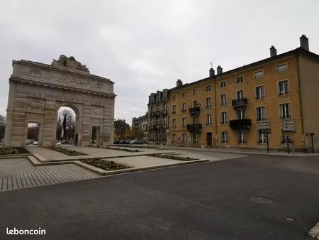 local pro en rdc de type f6 de 153 m2  libre de suite  proche cours leopold au 1 place du 