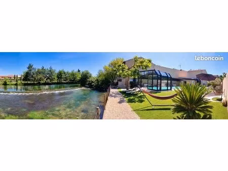 domaine d’exception de 1900  situé au calme  en bord de sorgue  composé d’une maison bourg