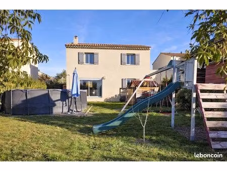 villa récente à deux pas du village sur un terrain arboré