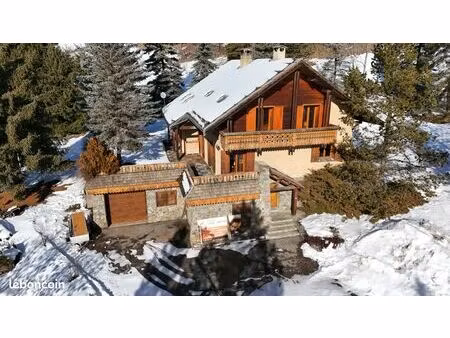 chalet de 430 m² sur son terrain de 3367 m²