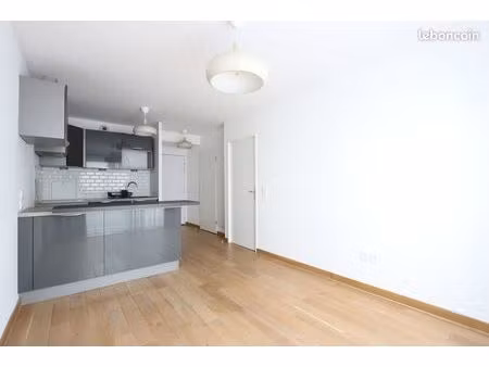 à vendre f2 de 38 m² avec balcon et parking rue des bonnes vignes  courtry