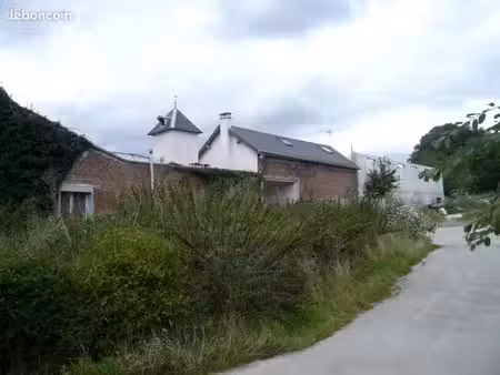 maison et 3 batiments  1800 m2 de terrain