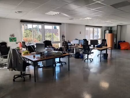 location local professionnel 380m²