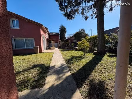 pavillon de 145 m2 avec un jardin arboré et dépendance proche de la gare