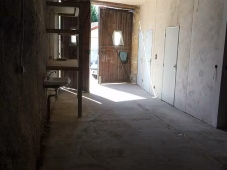 grand garage de 50m2