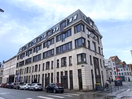 location local professionnel 968m²